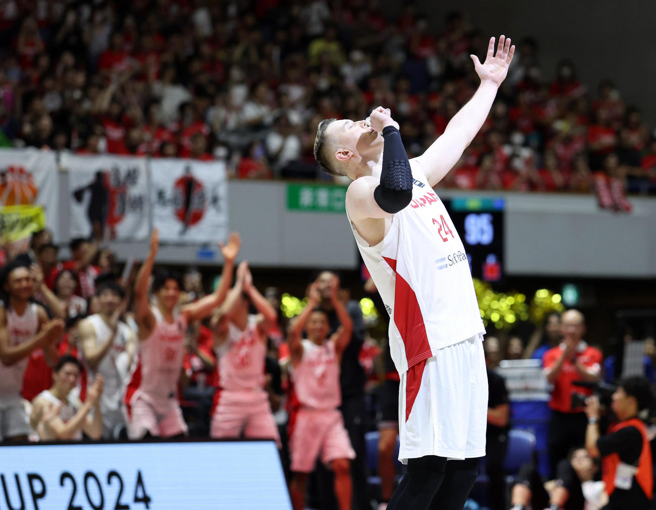 日本対オーストラリア　自らの誕生日を祝い歌唱するホーキンソン（撮影・佐藤翔太）