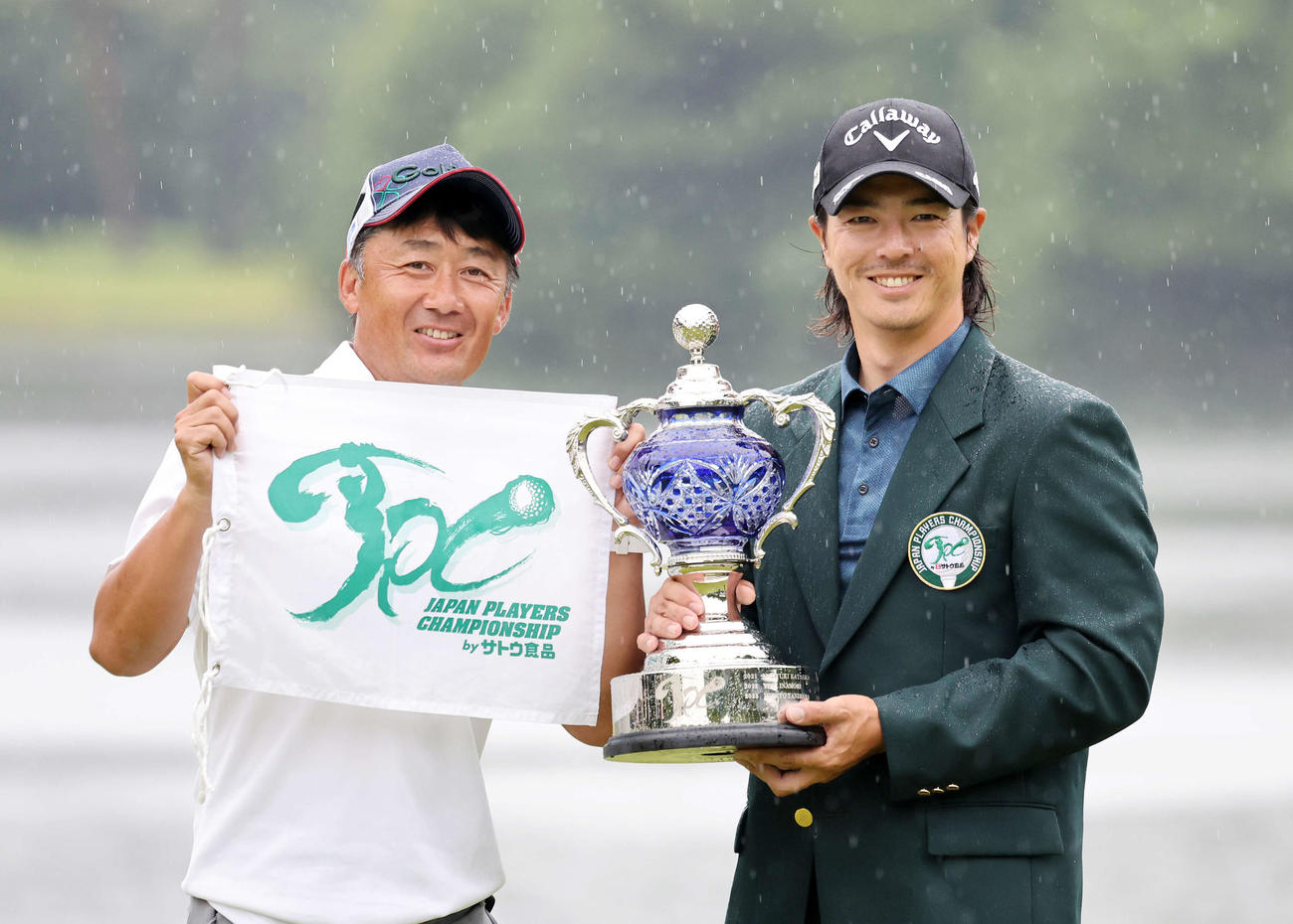 優勝し写真に納まる佐藤キャディー（左）と石川（撮影・鈴木正人）