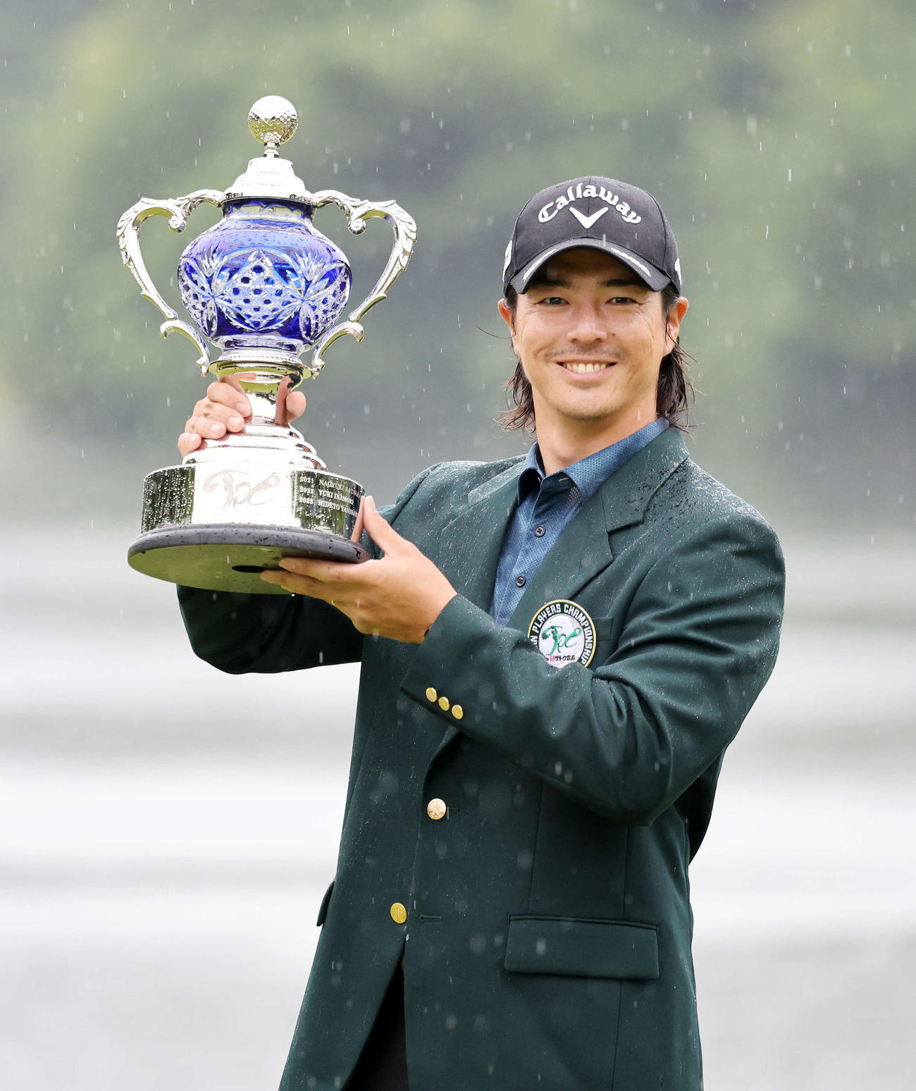 優勝トロフィーを手に笑顔を見せる石川（撮影・鈴木正人）