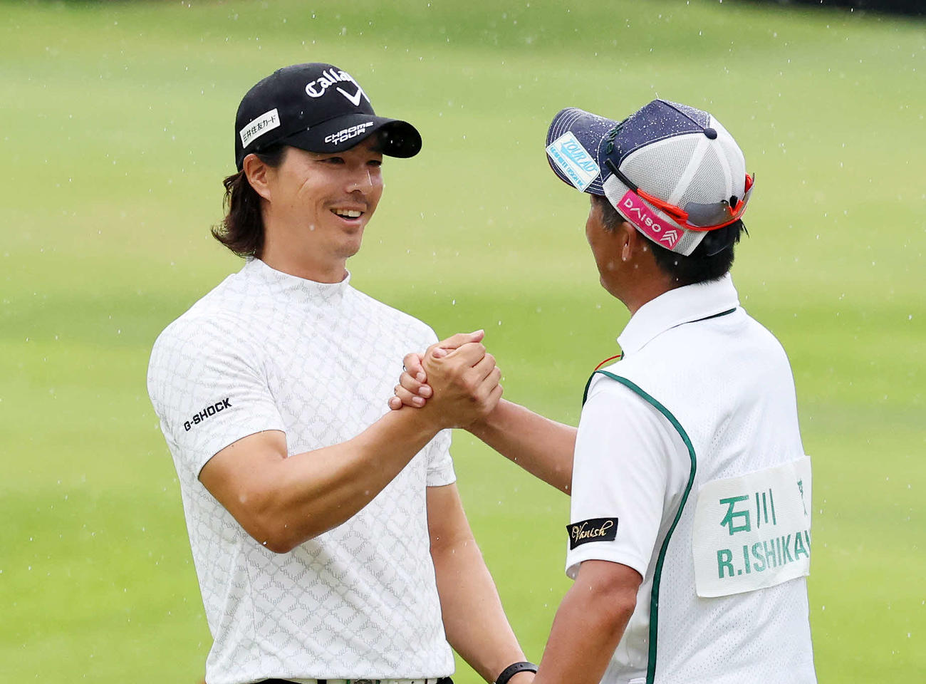優勝し佐藤キャディー（右）と握手する石川（撮影・鈴木正人）