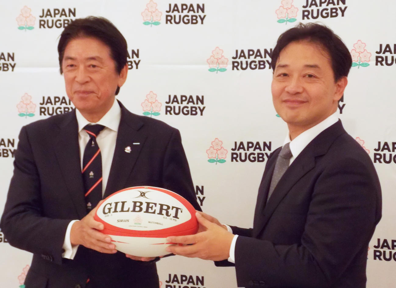 続投が決まった日本協会の土田雅人会長（左）と岩渕健輔専務理事（撮影・松本航）