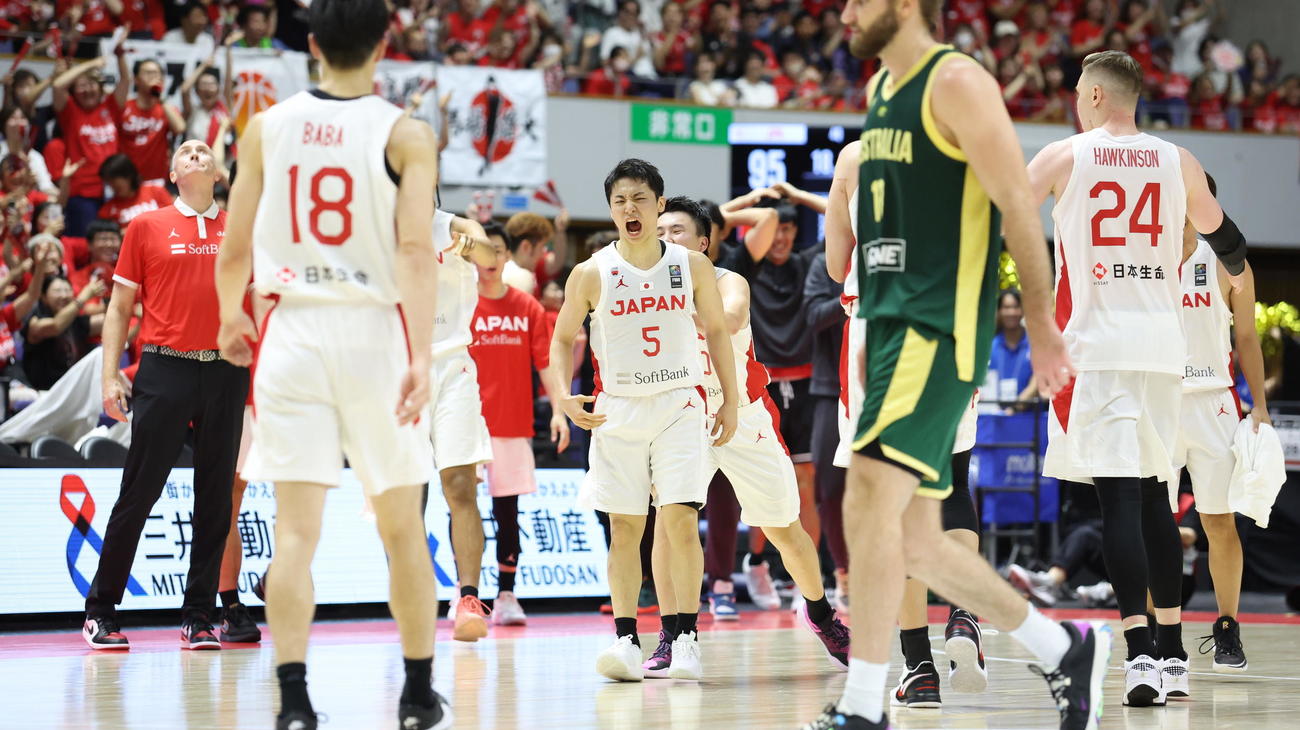 日本対オーストラリア　第4Q、同点となる3点シュートを決め雄叫びを上げる河村（中央）（撮影・佐藤翔太）