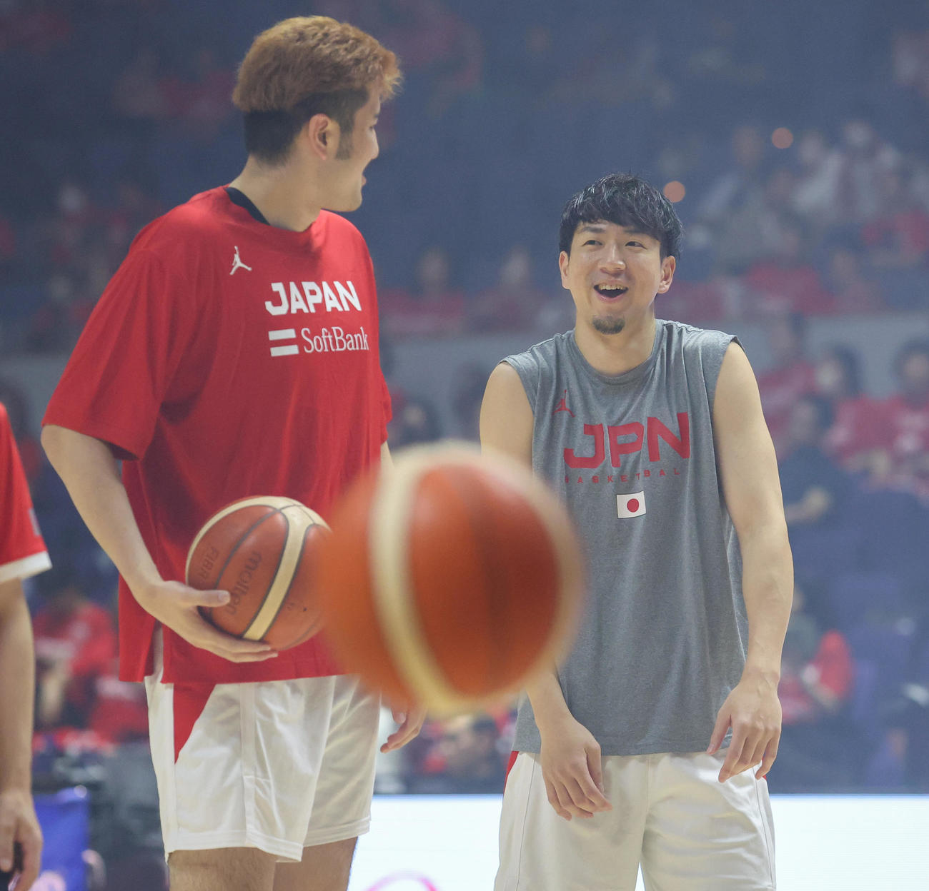 日本対オーストラリア　試合前、談笑をする川真田（左）と比江島（撮影・佐藤翔太）