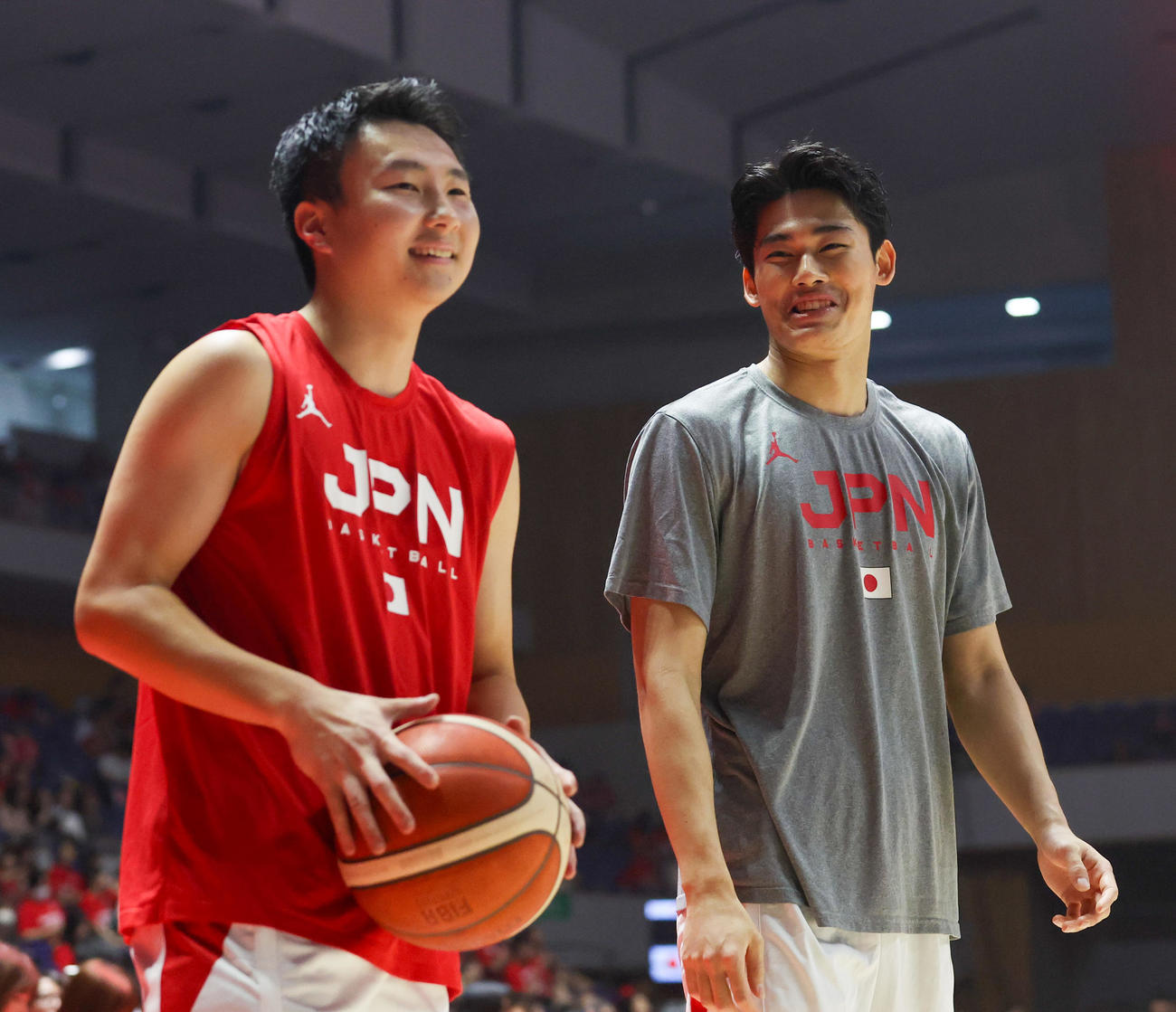 日本対オーストラリア　試合前、談笑をする富永（左）と金近（撮影・佐藤翔太）
