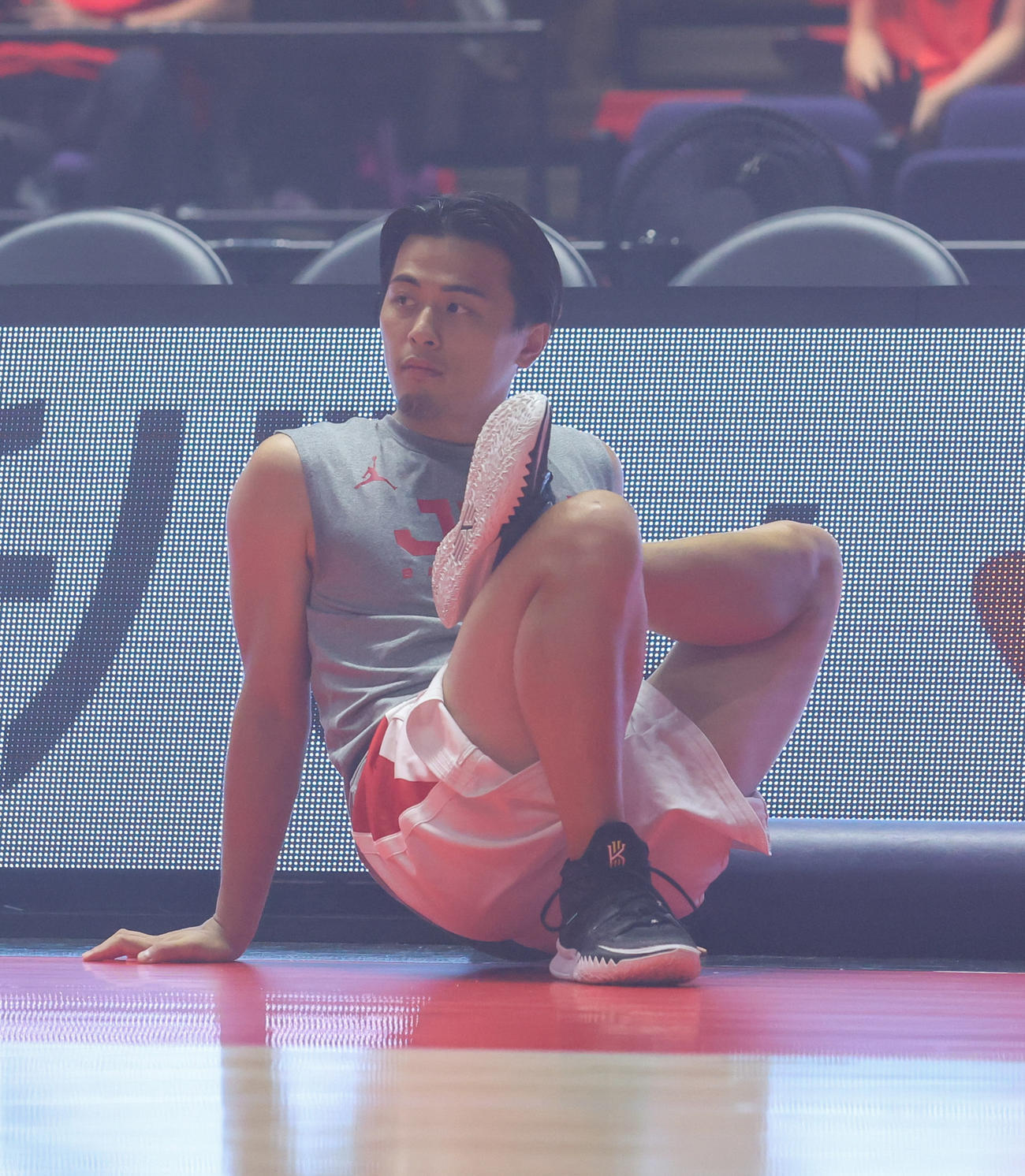 日本対オーストラリア　試合前、ストレッチをする富樫（撮影・佐藤翔太）