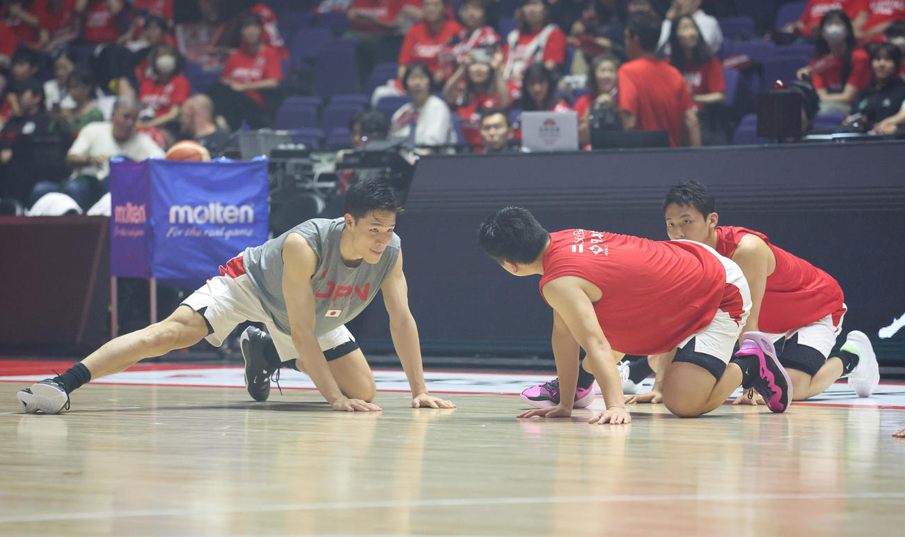 日本対オーストラリア　試合前、ウオーミングアップする馬場（左）ら選手たち（撮影・佐藤翔太）