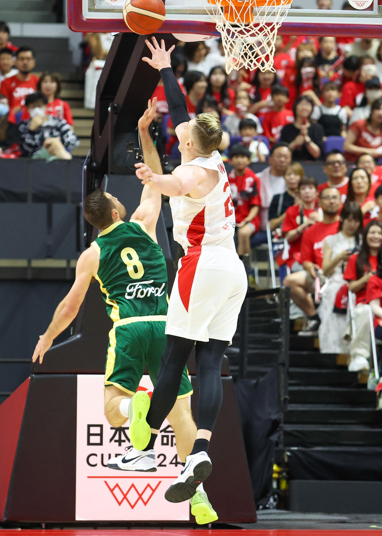 日本対オーストラリア　第1Q、ブロックするホーキンソン（撮影・佐藤翔太）