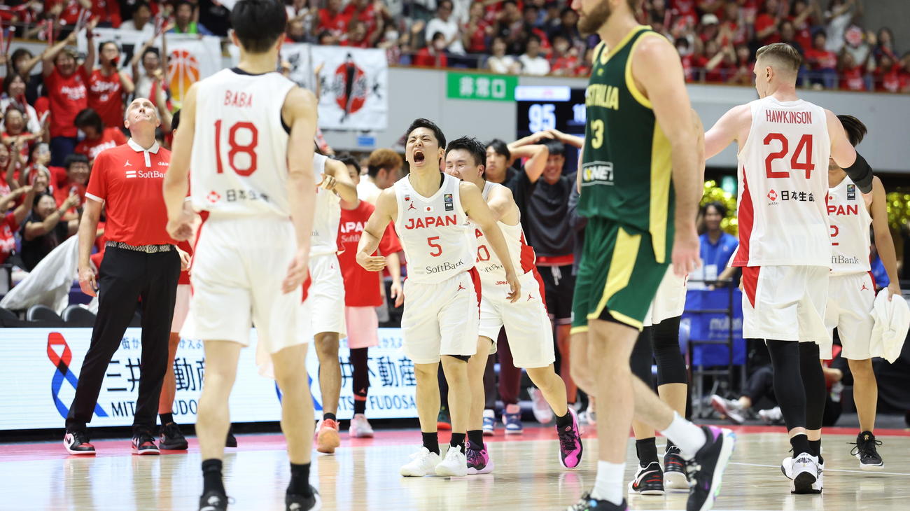 日本対オーストラリア　第4Q、同点となる3点シュートを決め雄叫びを上げる河村（中央）（撮影・佐藤翔太）