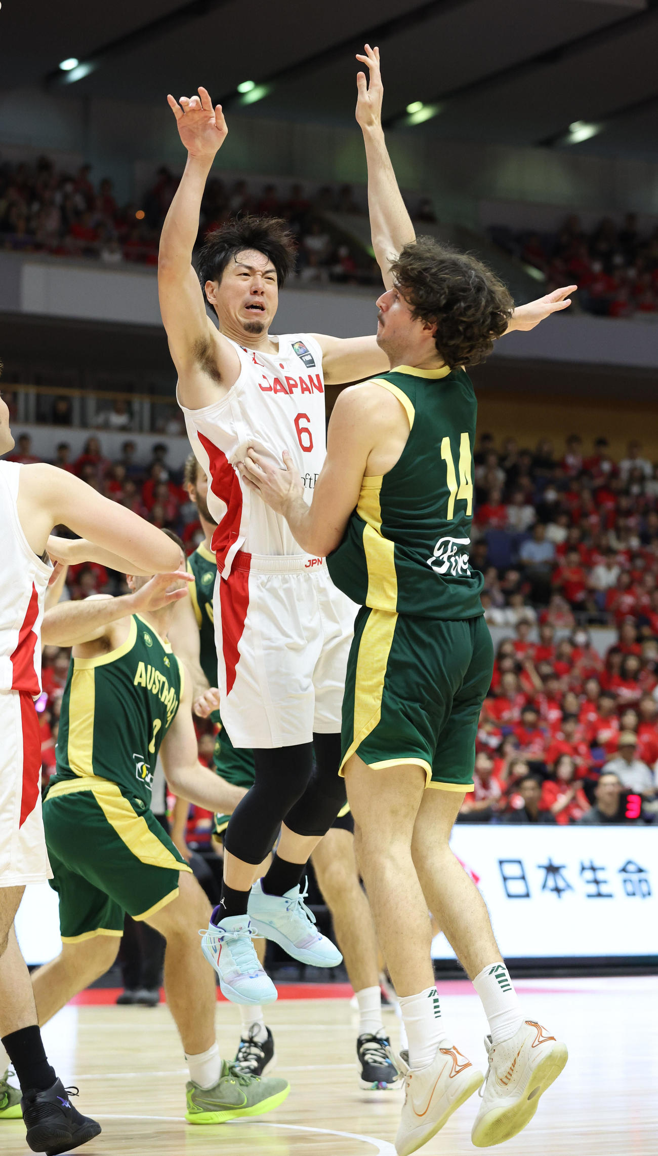 日本対オーストラリア　第3Q、パスを出す比江島（撮影・佐藤翔太）