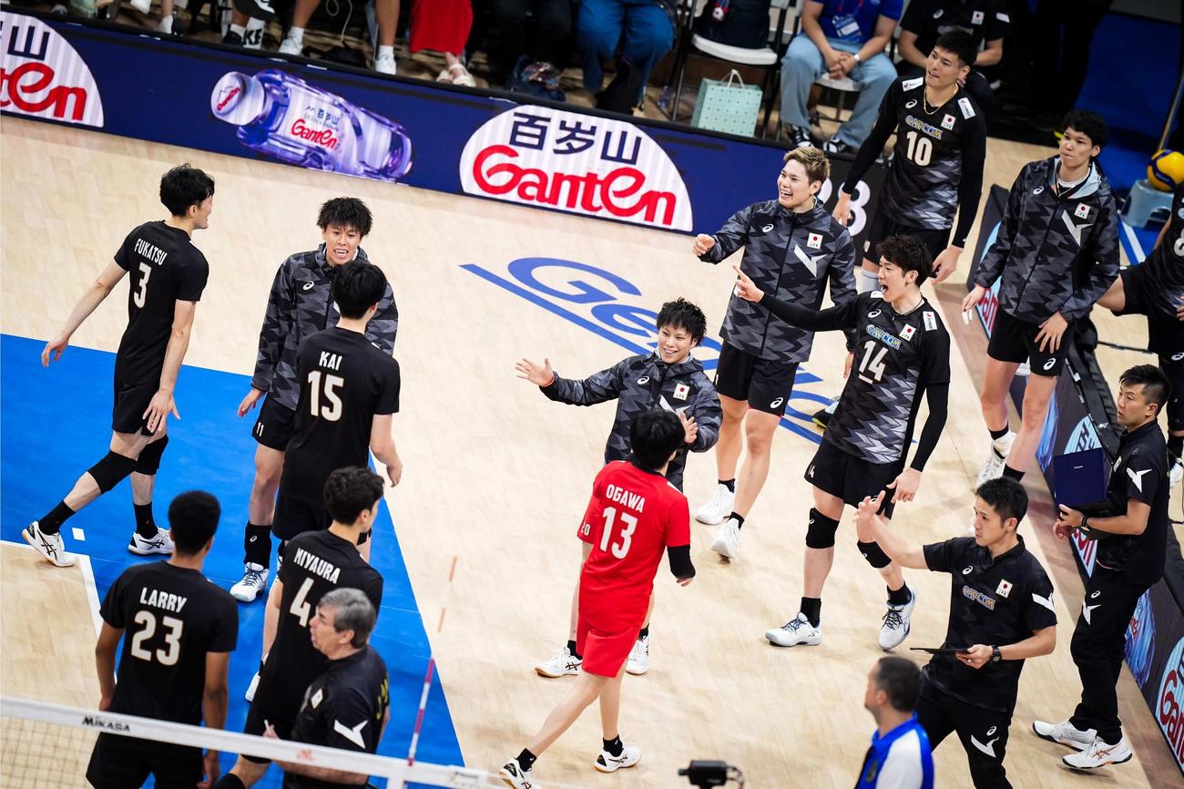 日本対米国　ベンチで石川（14）らが選手を迎え入れる（C）FIVB