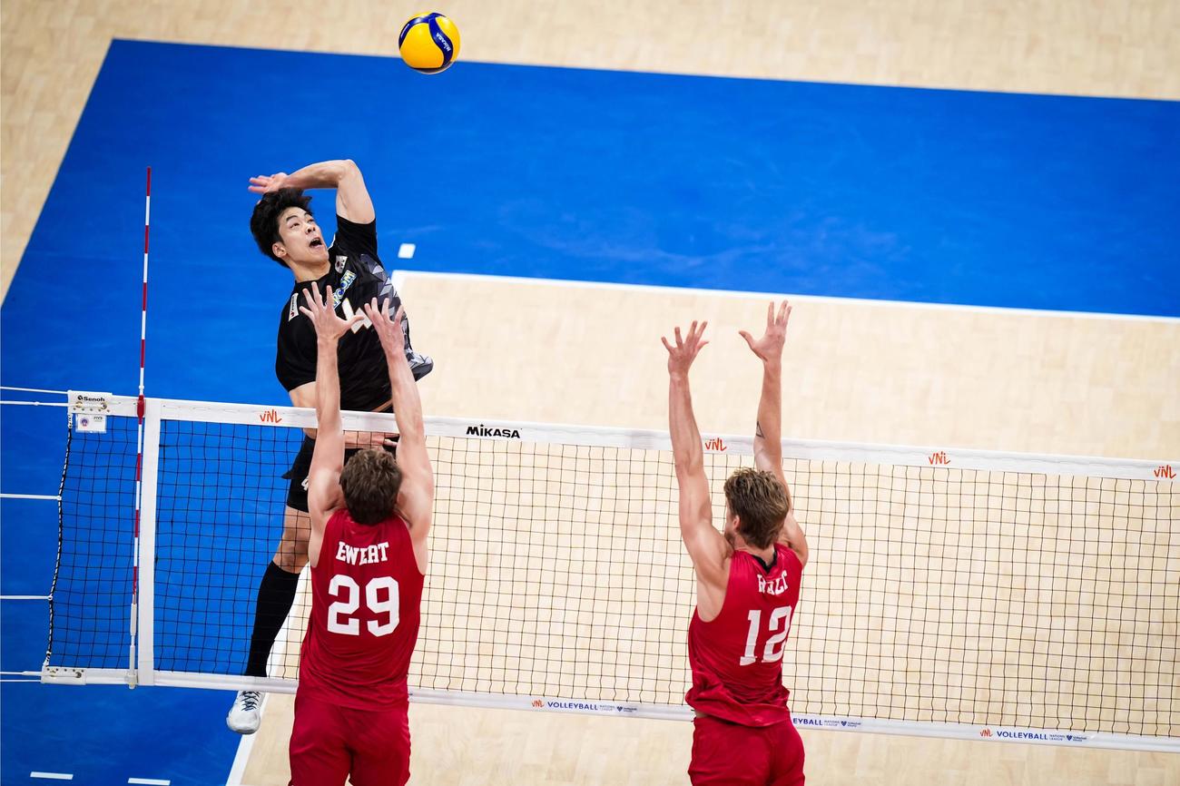 日本対米国　スパイクを放つ宮浦（C）FIVB