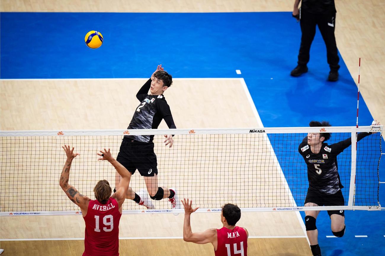 日本対米国　スパイクを放つ小野寺（C）FIVB