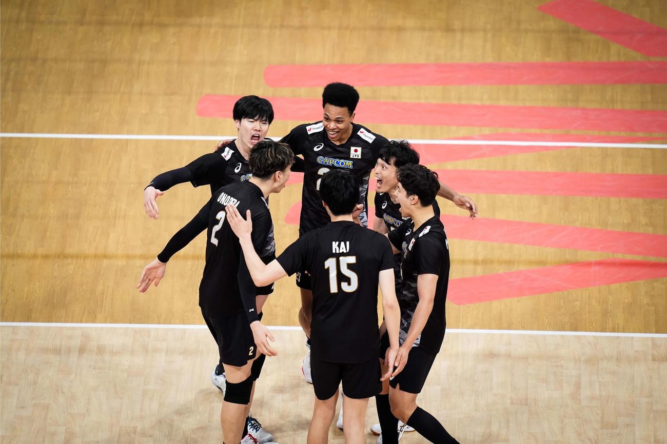 日本対米国　得点を決め喜ぶ日本（C）FIVB