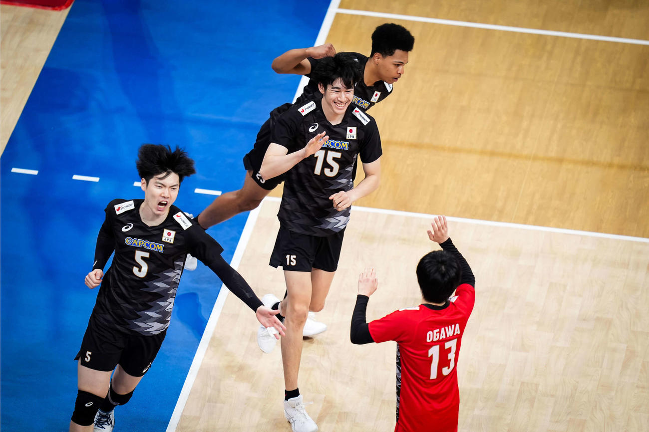 日本対米国　得点を決め喜ぶ甲斐（C）FIVB