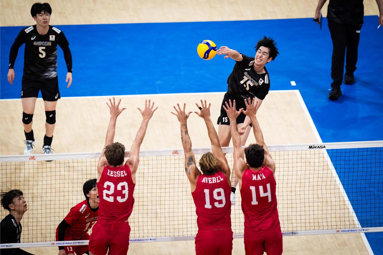 日本対米国　スパイクを放つ甲斐（C）FIVB