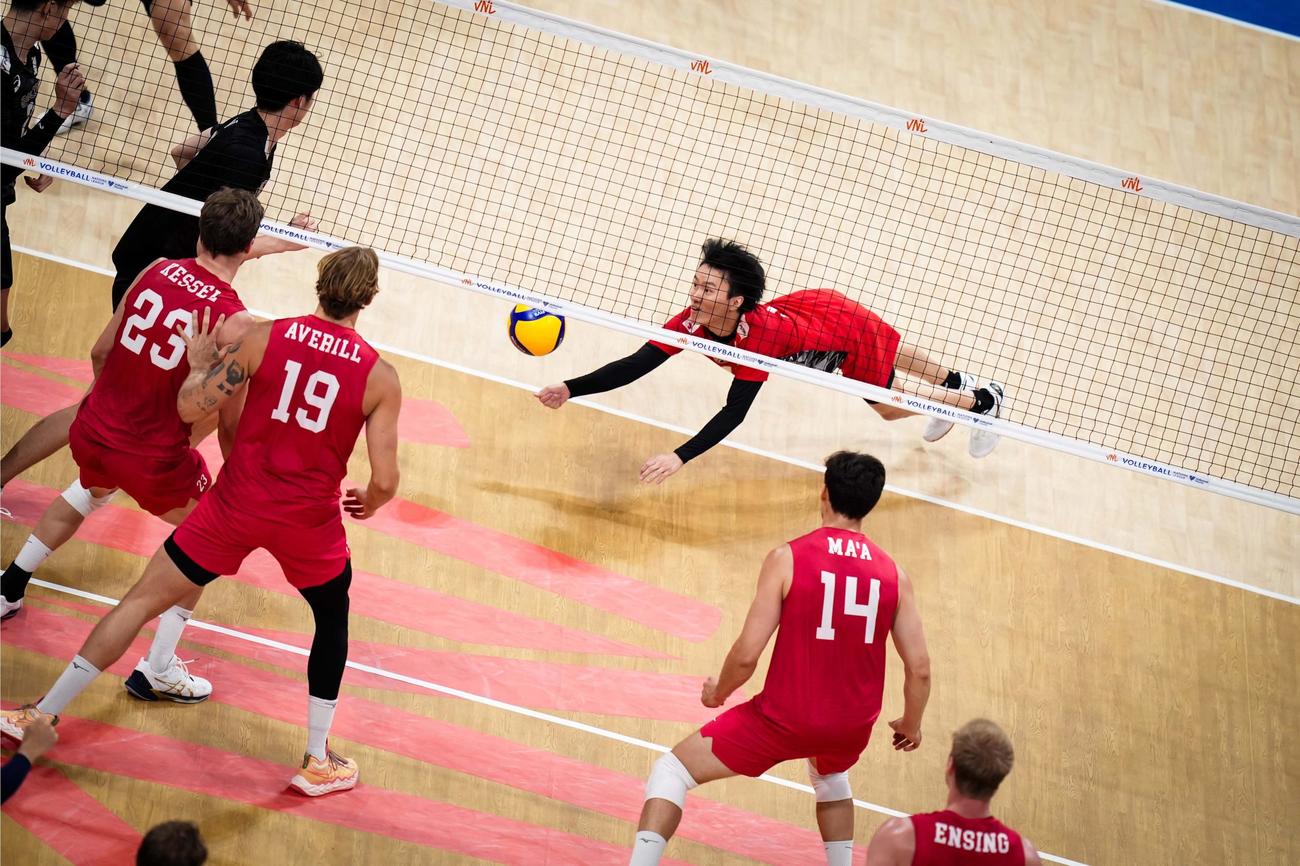 日本対米国　レシーブする小川（C）FIVB