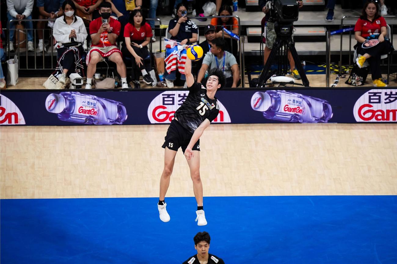 日本対米国　サーブを放つ甲斐（C）FIVB