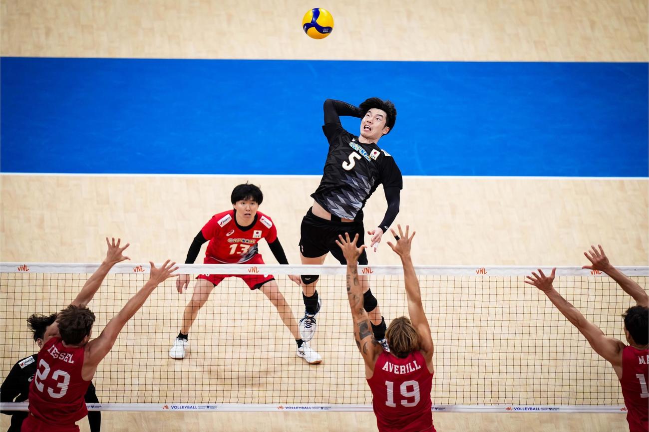 日本対米国　スパイクを放つ大塚（C）FIVB