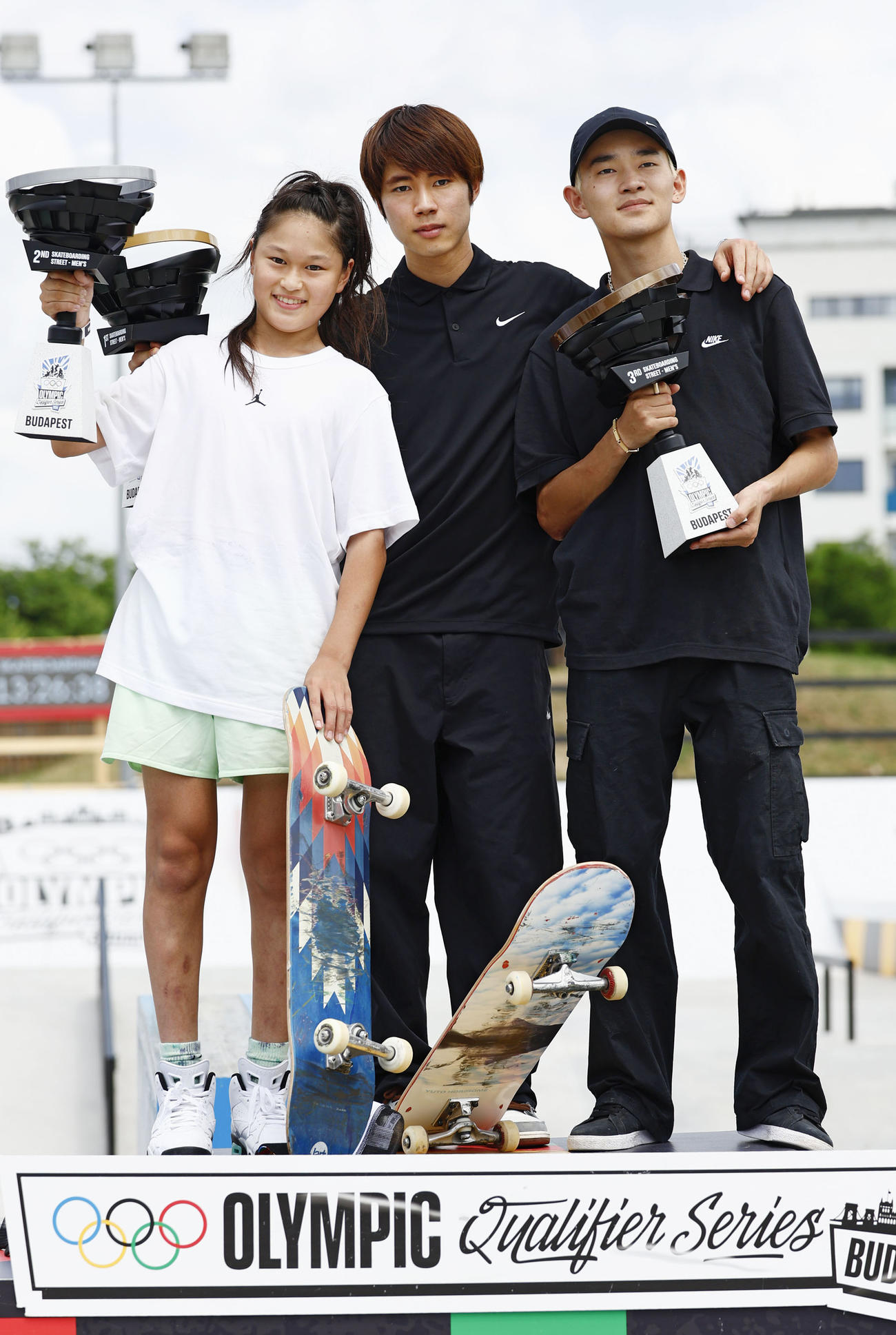 記念写真に納まる、左から男子ストリート2位の小野寺、優勝の堀米、3位の白井（共同）