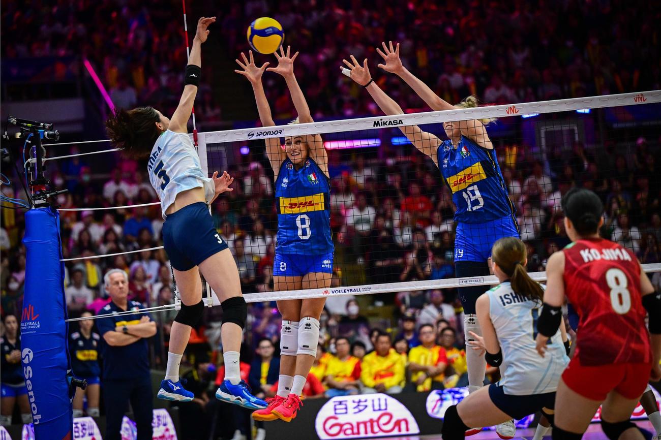 日本対イタリア　スパイクを放つ古賀（C）FIVB