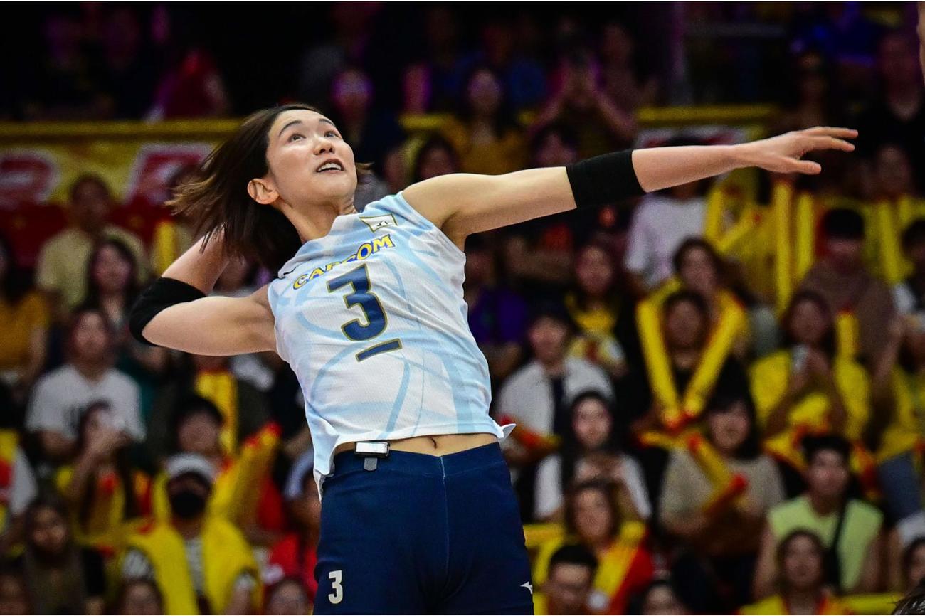 日本対イタリア　スパイクを放つ古賀（C）FIVB