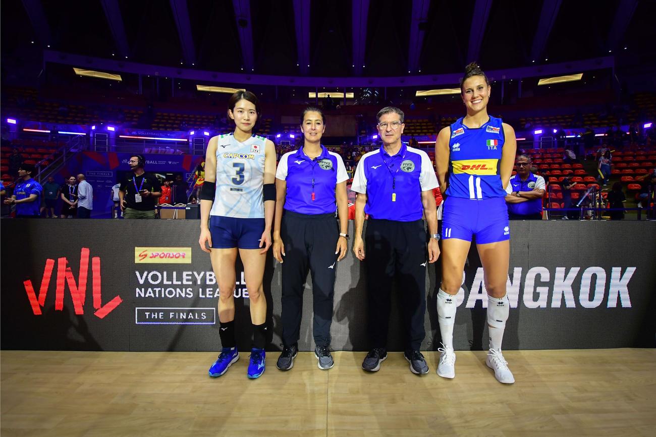 日本対イタリア　試合前、主将の古賀（左）はアンナ（右）らと記念撮影（C）FIVB