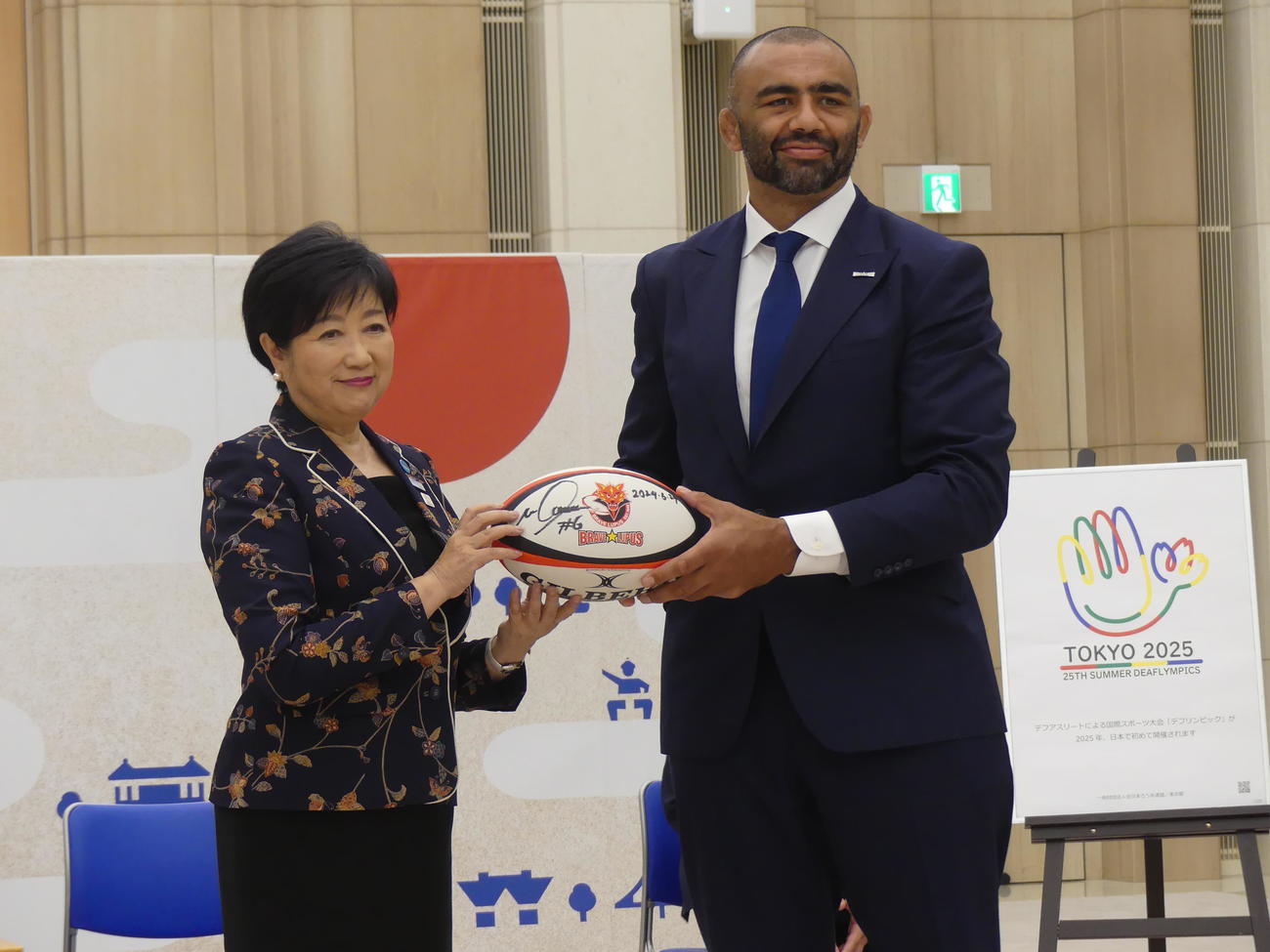 14シーズンぶりの優勝を小池百合子都知事（左）に報告するBL東京のリーチ・マイケル主将