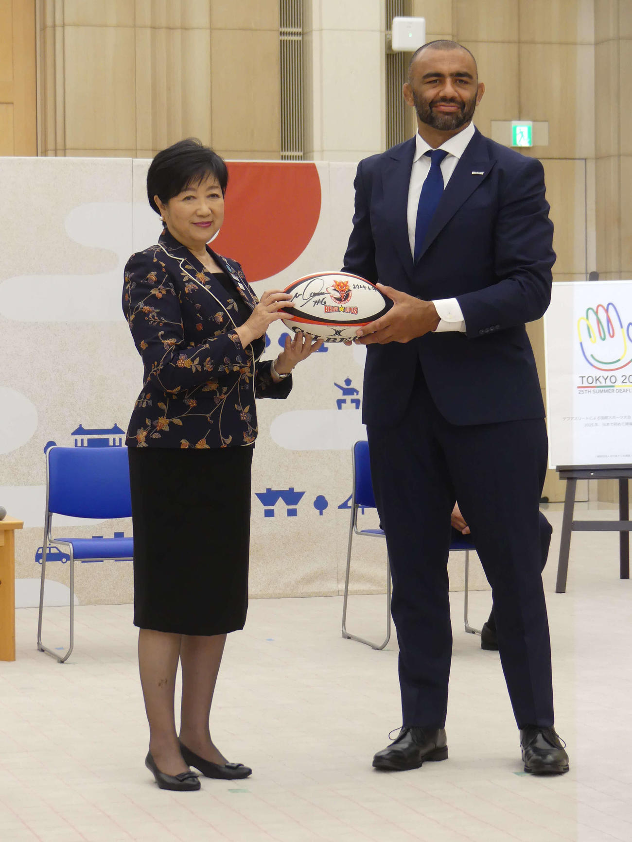 14シーズンぶりの優勝を小池百合子都知事（左）に報告するBL東京のリーチ・マイケル主将