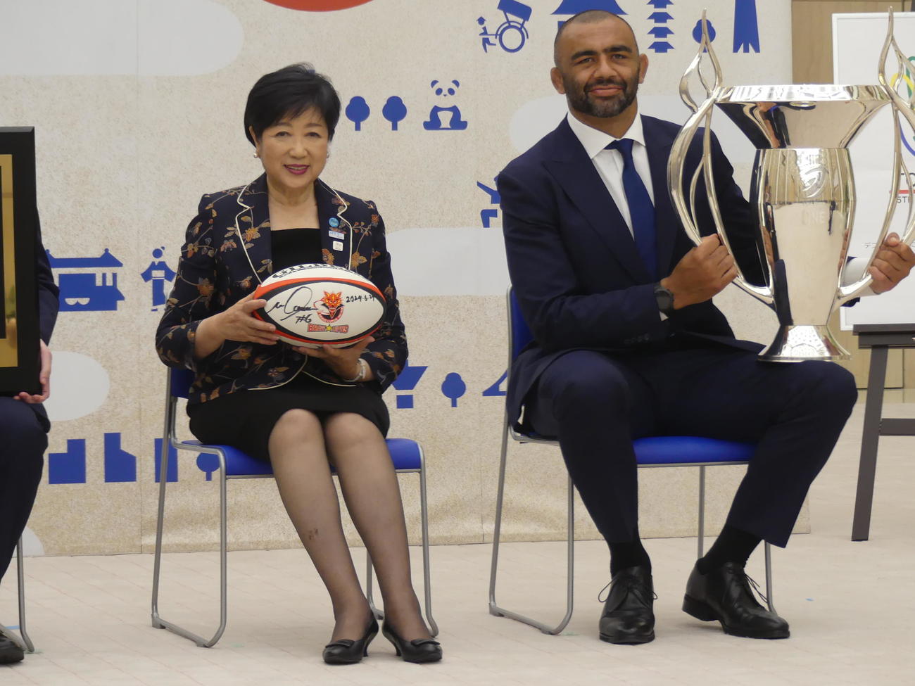 14シーズンぶりの優勝を小池百合子都知事（左）に報告するBL東京のリーチ・マイケル主将