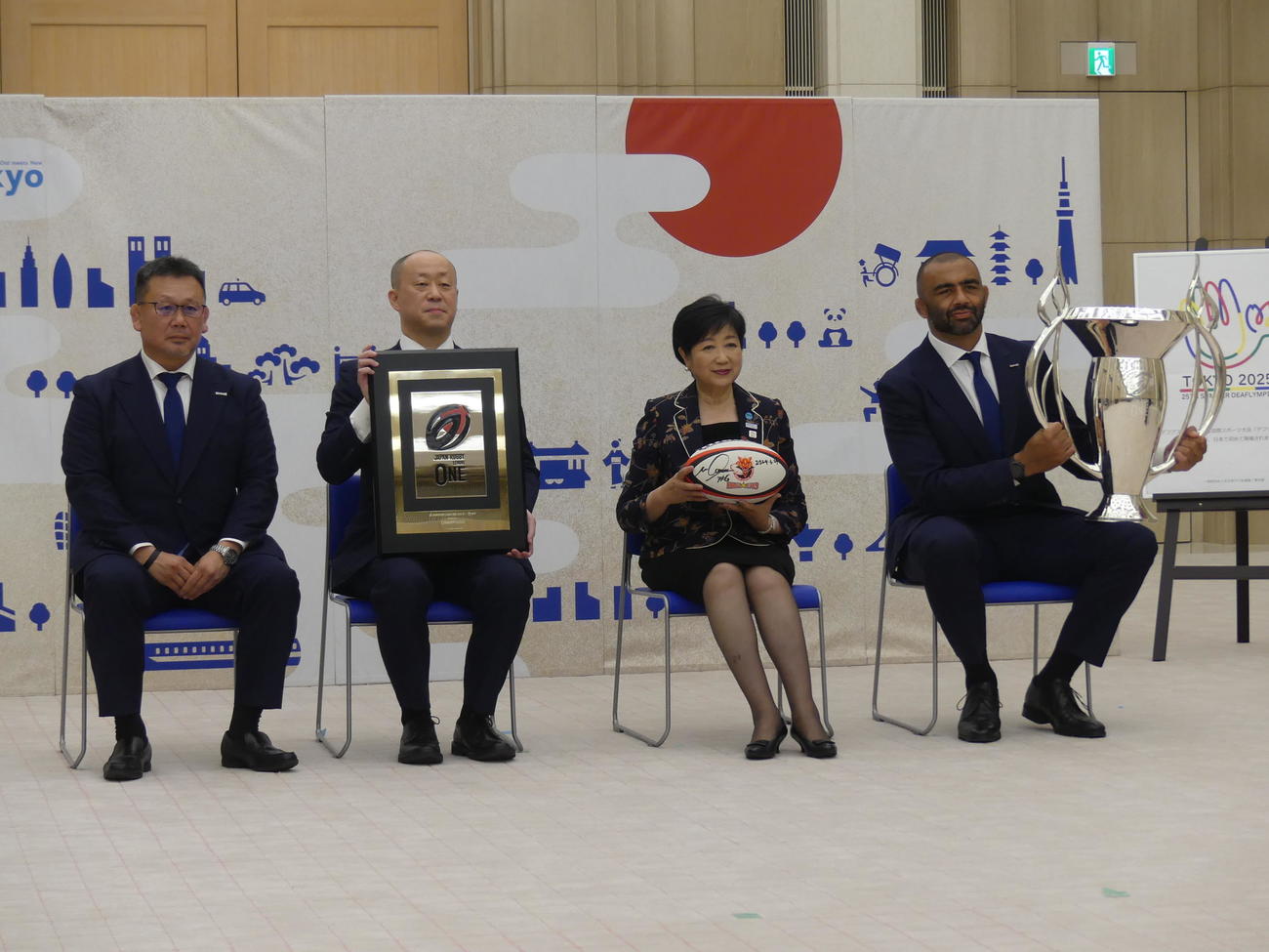 14シーズンぶりの優勝を小池百合子知事（右から2人目）に報告に訪れた、左からラグビーBL東京の薫田真広GM、荒岡義和社長、1人おいてリーチ・マイケル主将