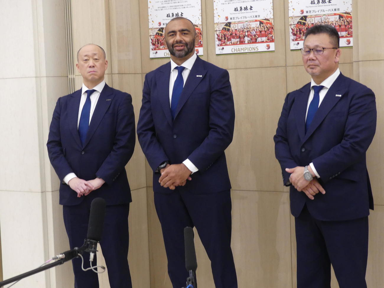 14季ぶりの優勝を小池百合子知事に報告後取材に応じる左からBL東京の荒岡義和社長、リーチ・マイケル主将、薫田真広GM