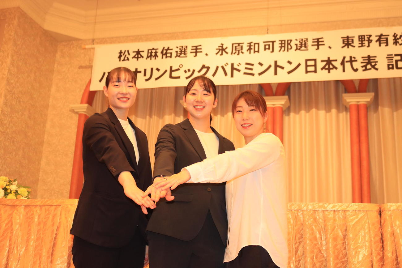 地元北海道での記者会見に出席したバドミントン女子のパリ五輪代表、左から松本、永原、東野（撮影・保坂果那）