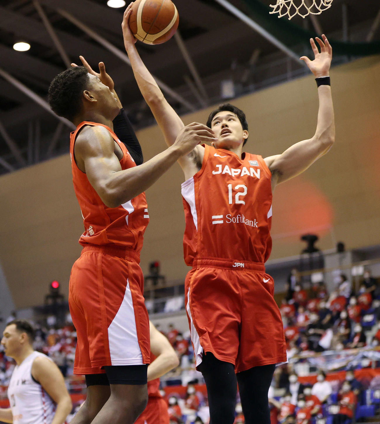 ベルギーとの代表戦でリバウンドを取る渡辺雄太（右）。左は八村塁（2021年7月代表撮影）
