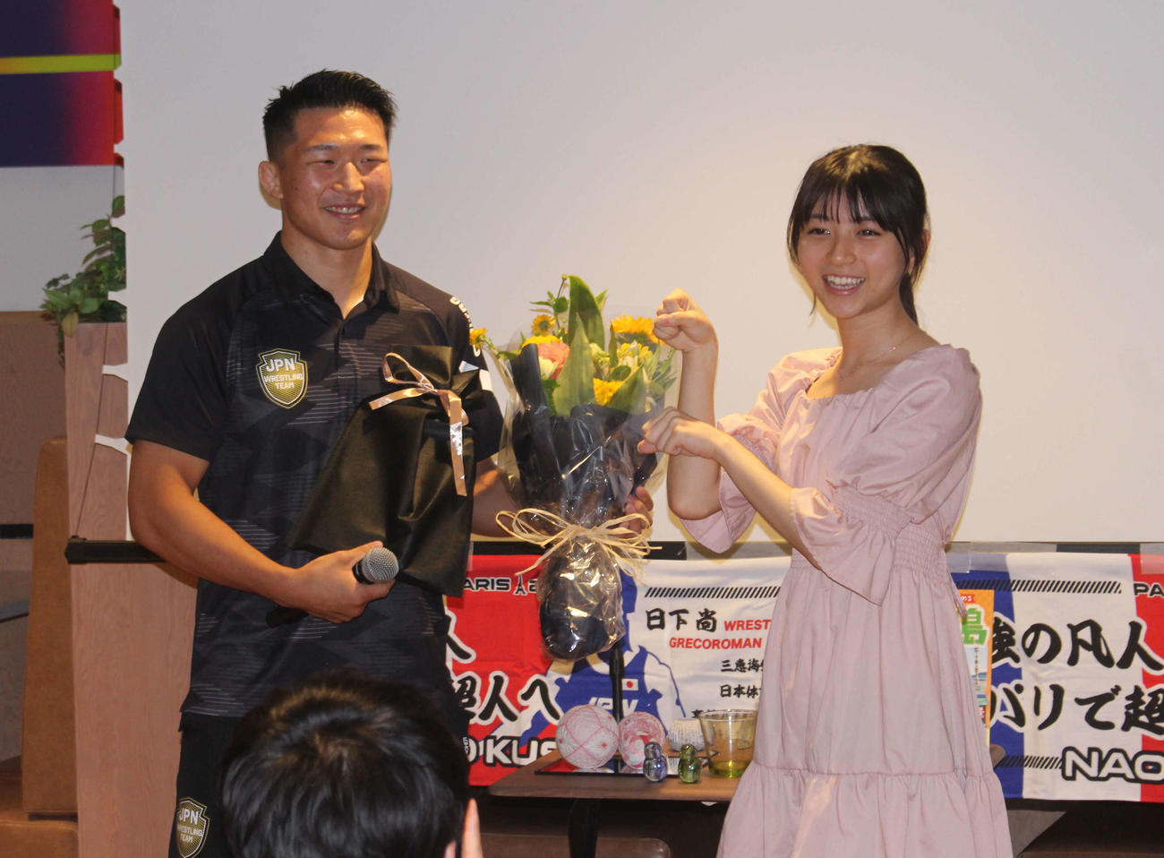壮行会で大里（右）から花束を贈られた日下
