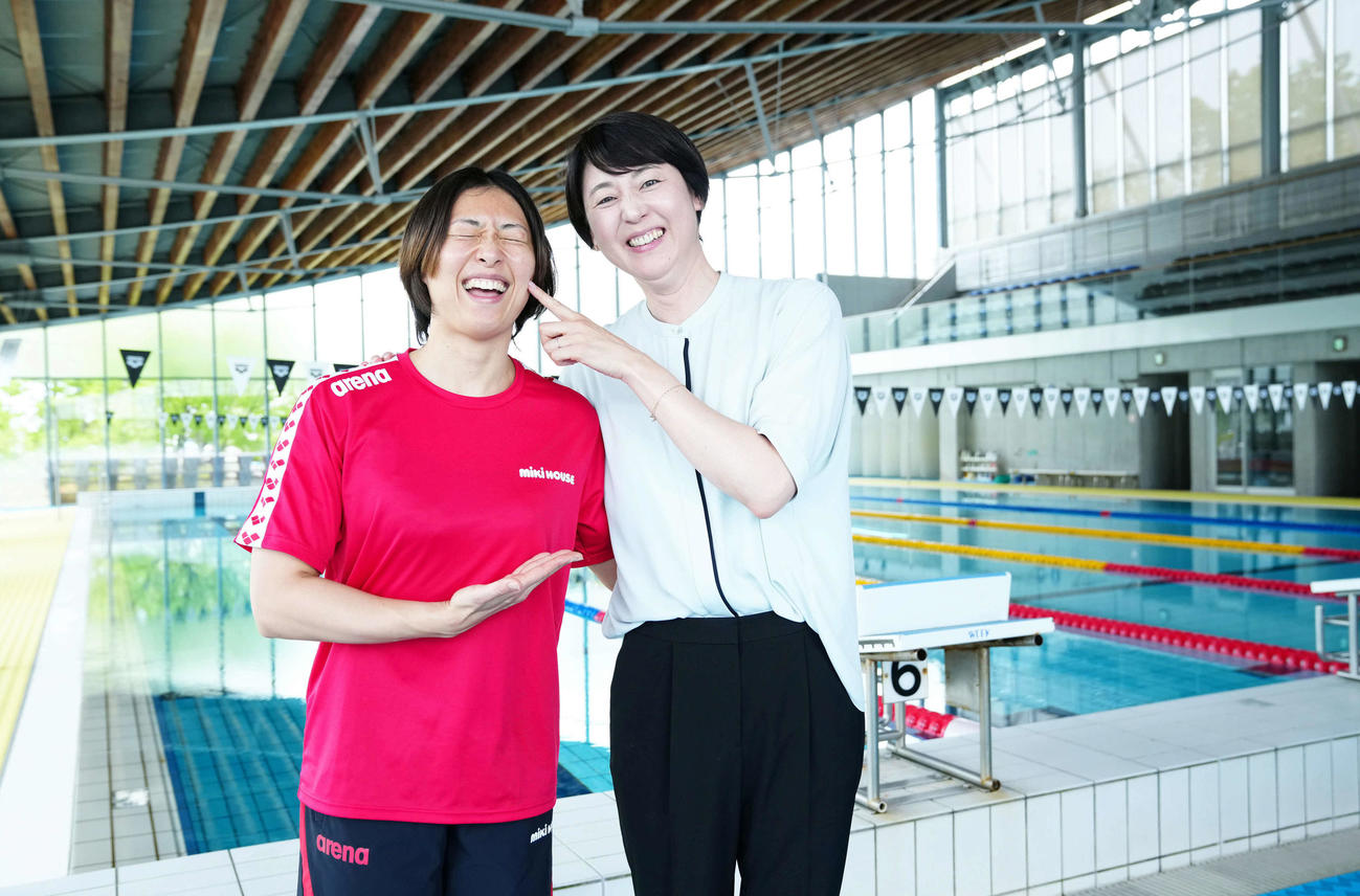 笑顔で記念写真に納まる鈴木聡美（左）と萩原智子さん（撮影・たえ見朱実）