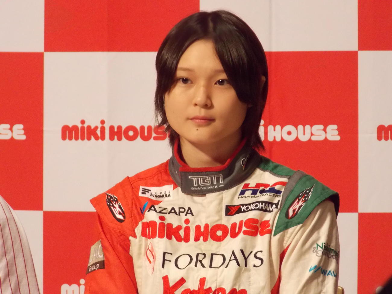 ミキハウスの合同取材会で壇上に座ったレーサーのJuju（撮影・松本航）