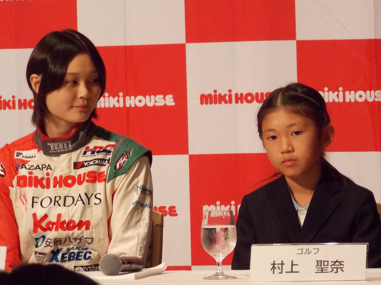 ミキハウスの合同取材会でゴルフの村上聖奈（右）を見守るレーサーのJuju（撮影・松本航）