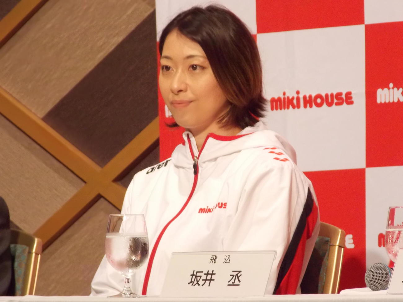 ミキハウスの合同取材会で壇上に座った競泳の鈴木聡美（撮影・松本航）