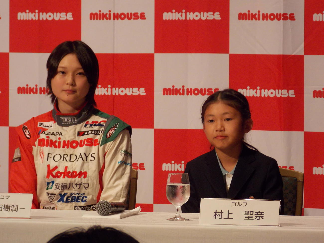 ミキハウスの合同取材会で壇上に座ったレーサーのJuju（左）とゴルフの村上聖奈（撮影・松本航）