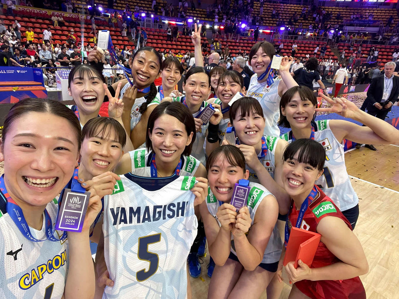 笑顔で写真に納まる女子日本代表。2列目右は和田（C）JVA