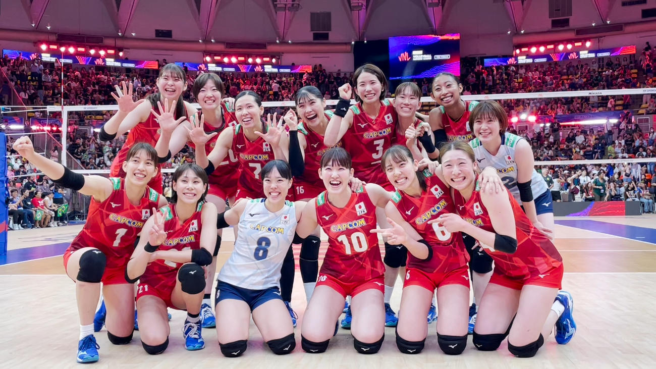 ブラジルに勝利し、笑顔で写真に納まる女子日本代表の選手たち（C）JVA
