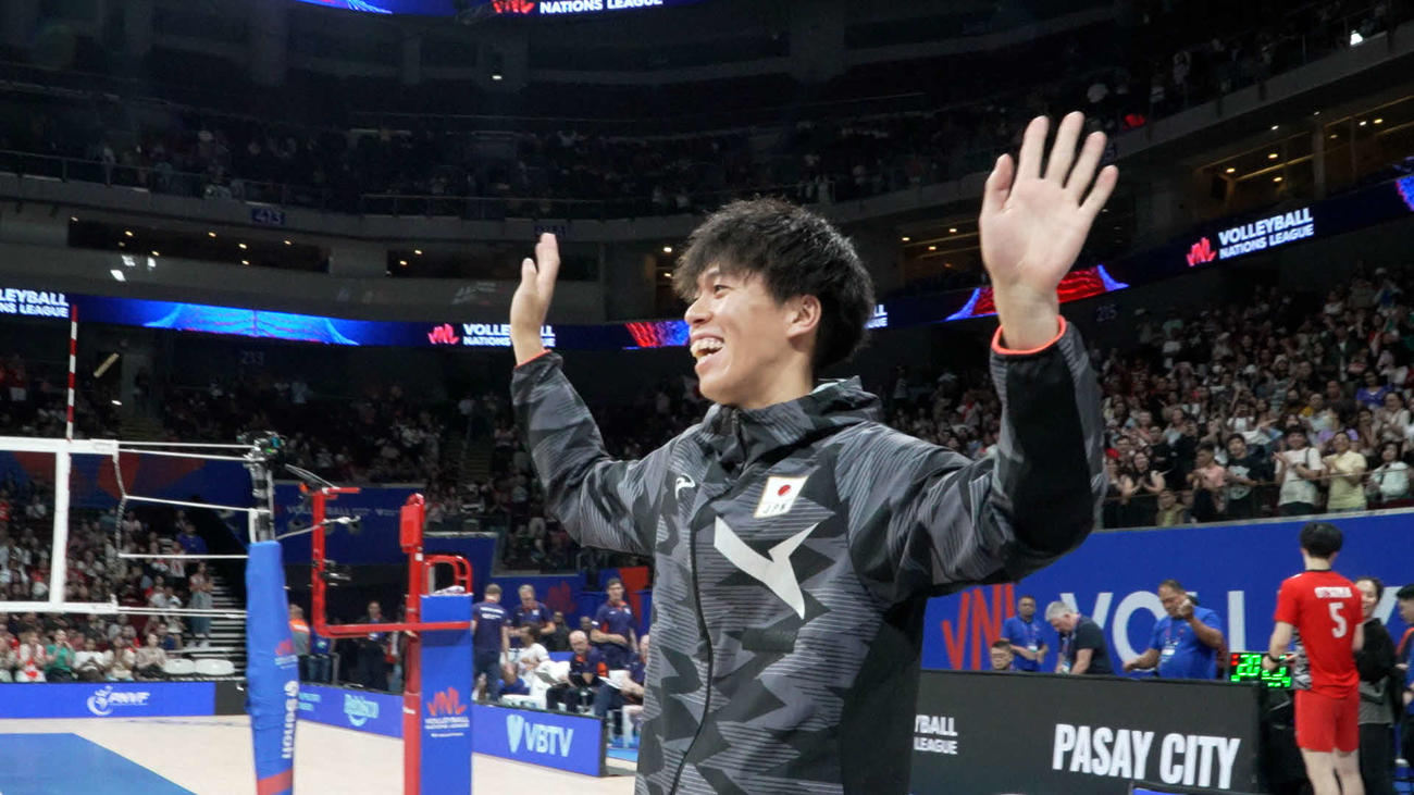 会場で誕生日を祝われる富田将馬（C）JVA