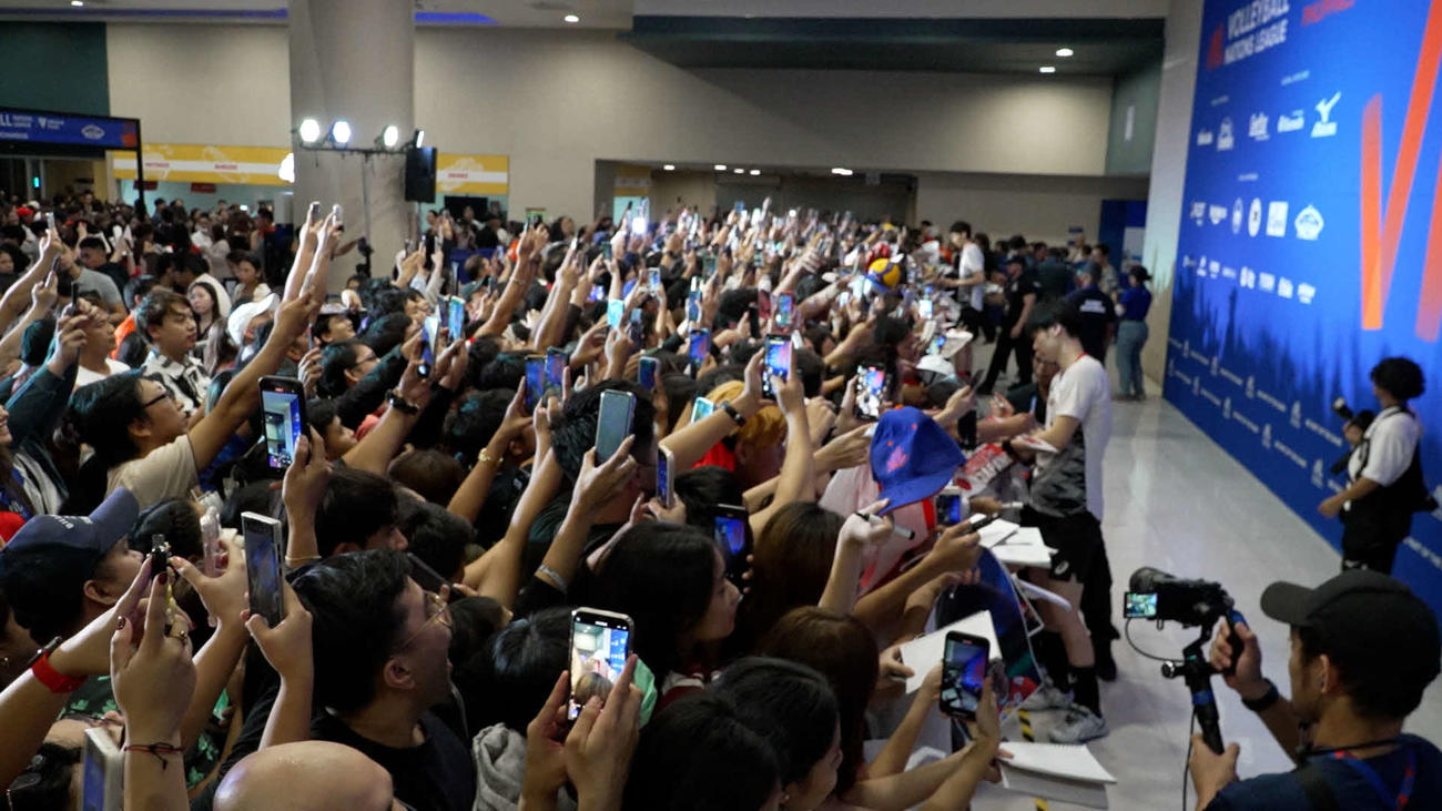 ファンゾーンに集まるファン（C）JVA