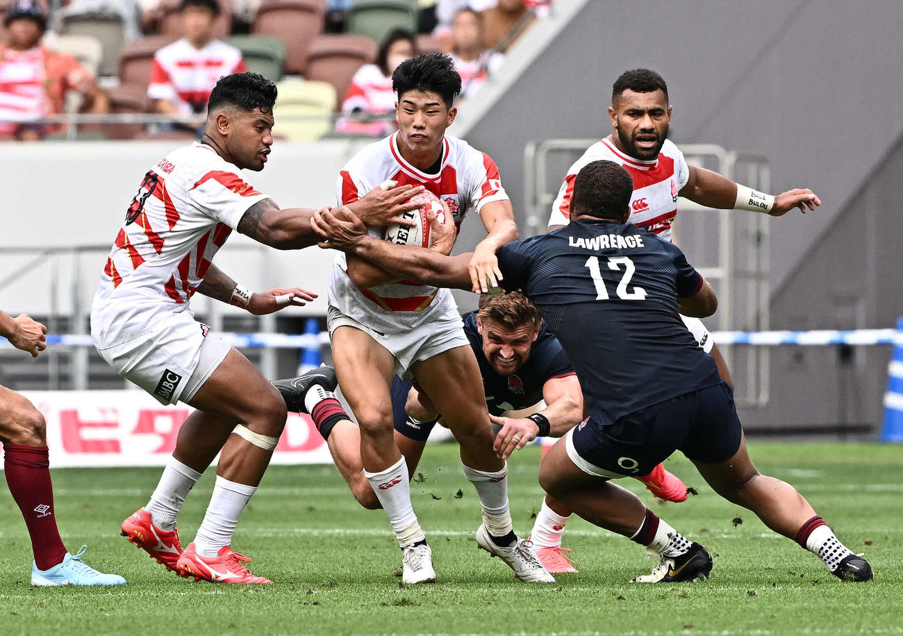 6月22日のイングランド戦　前半、攻め込むFB矢崎由高（左から2人目）