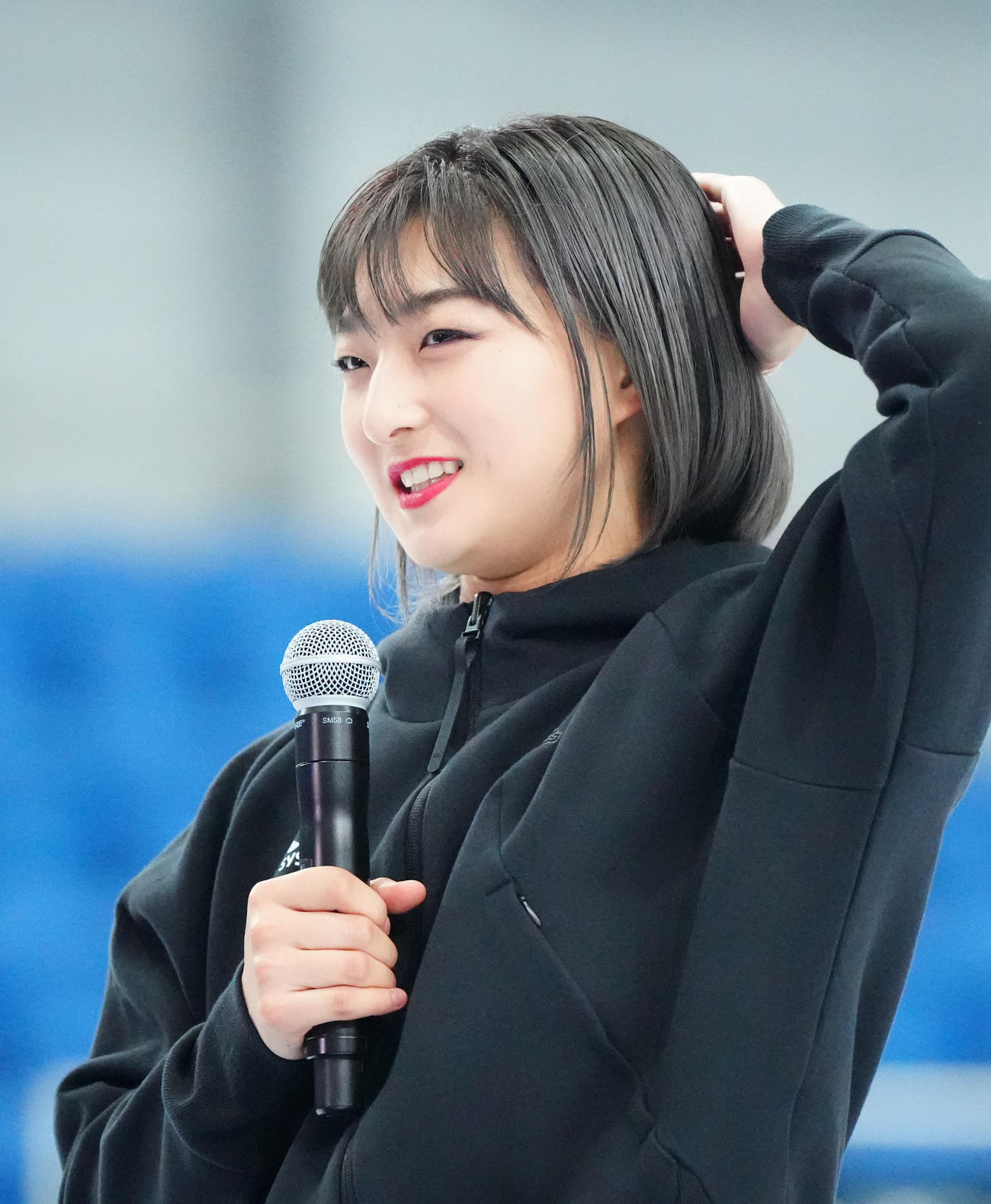 「ドリーム・オン・アイス2024」に出演後、取材に応じ、髪を触る坂本（撮影・江口和貴）