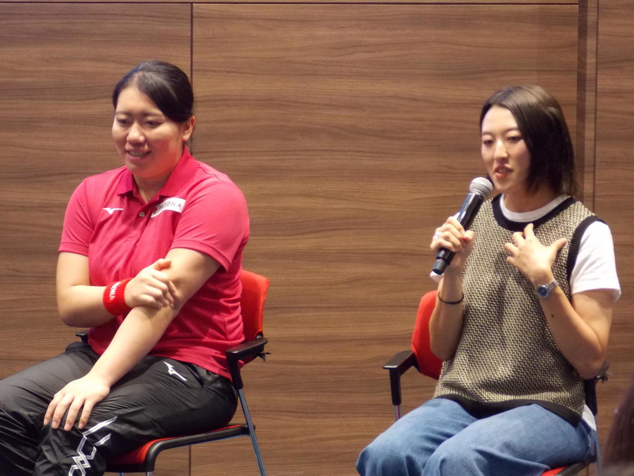 パソナグループのキャリアイベントで思いを語る横尾千里さん（右）と玉井希絵（撮影・松本航）