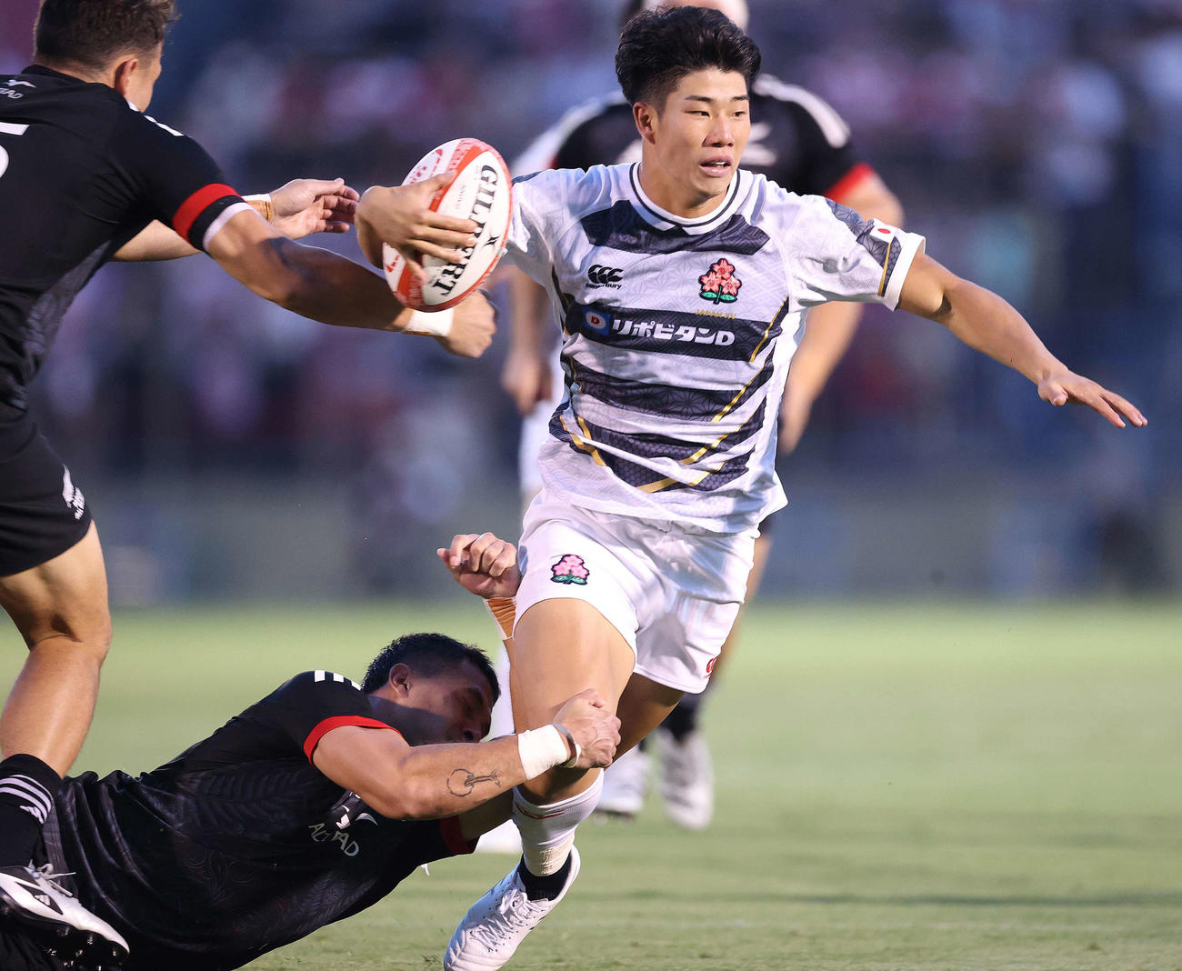 JAPAN XV対マオリ・オールブラックス　前半、攻め込む矢崎（撮影・河野匠）