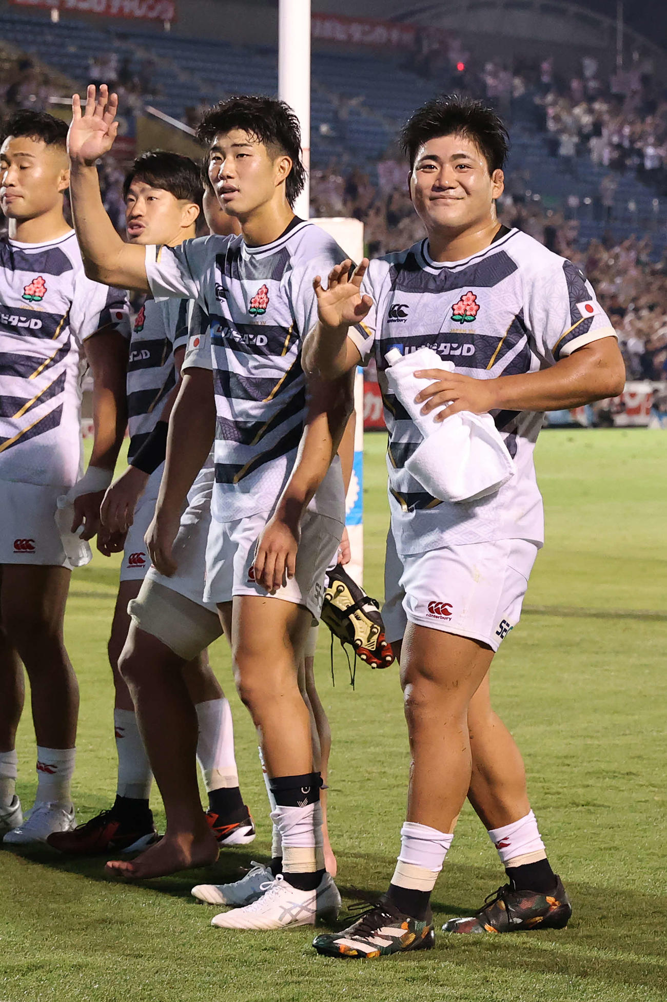 JAPAN XV対マオリ・オールブラックス　試合後、客席に挨拶する佐藤（右）と矢崎（撮影・河野匠）