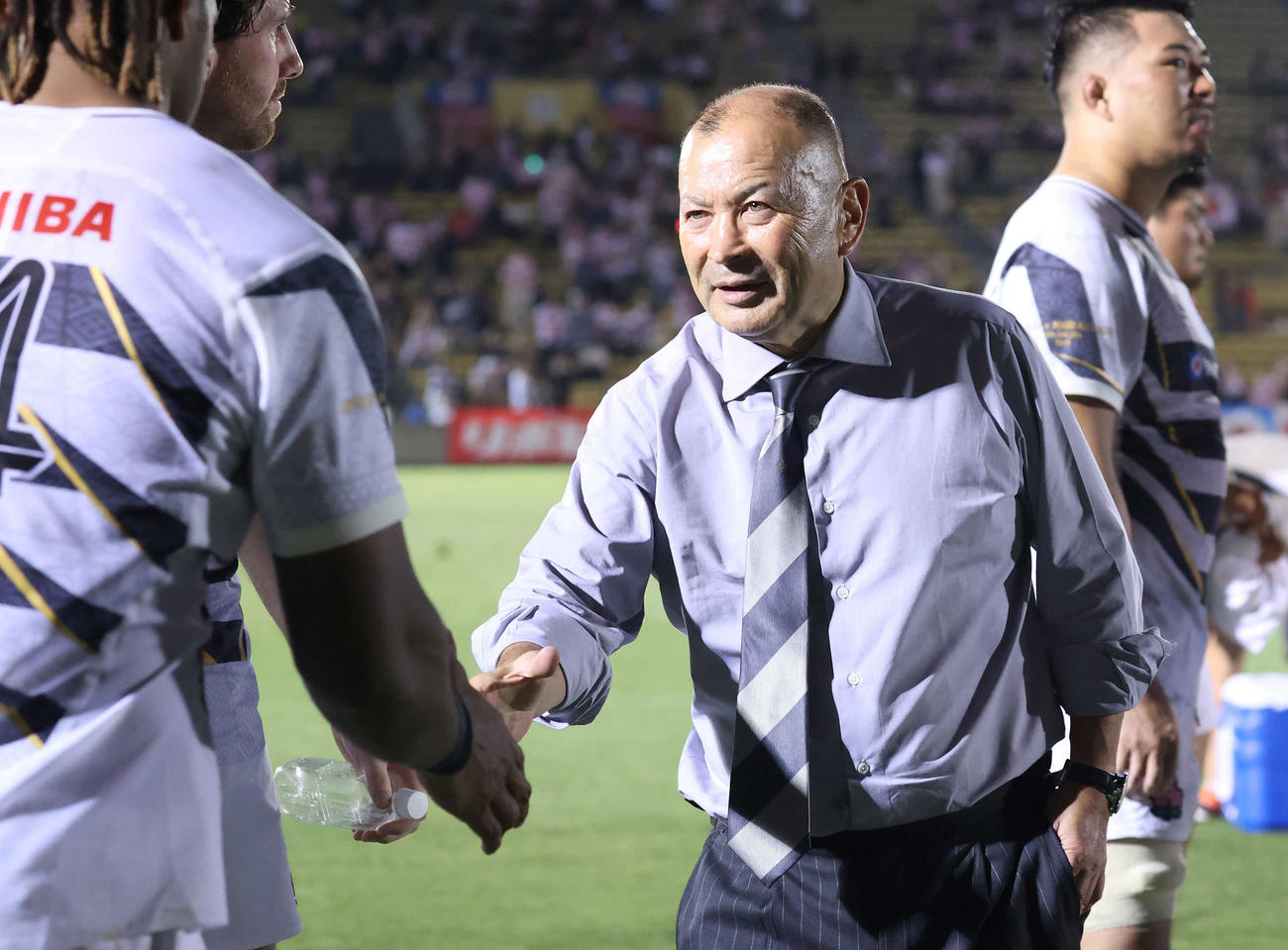 JAPAN XV対マオリ・オールブラックス　試合後、選手をねぎらうジョーンズHD（撮影・河野匠）