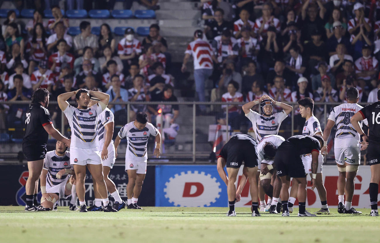 JAPAN XV対マオリ・オールブラックス　試合修了で疲れた表情を見せるJAPAN XVフィフティーン（撮影・河野匠）